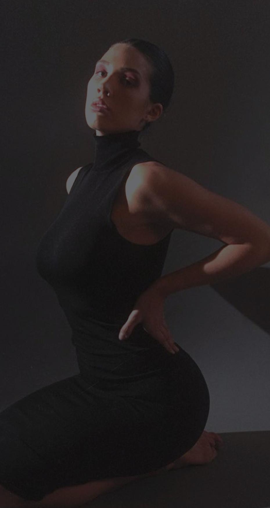 Nickole Arms on hips